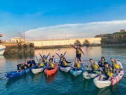 同时他也展 同时他也展